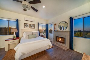 3 soverom, skrivebord, strykejern/-brett og reiseseng for barn