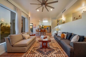 Smart TV, fireplace - Cat Foothills+Mountain Views / 3 BR 2 BA / Garage (Tucson)