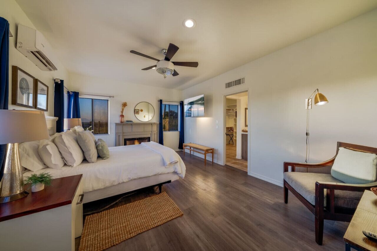 3 dormitorios, escritorio, tabla de planchar con plancha y cuna de viaje