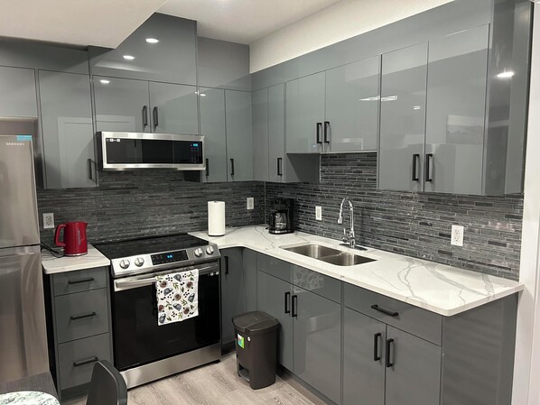 Refrigerador, microondas, horno y parrilla de estufa