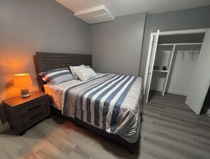 2 bedrooms, desk, iron/ironing board, free WiFi - Bright Place, A Place like no other (Edmonton)