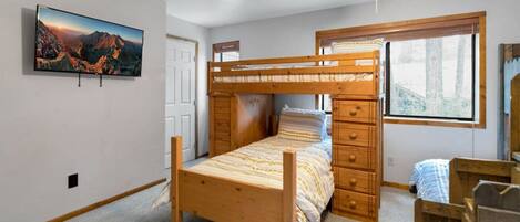 6 chambres, bureau, fer et planche Ă repasser, lit parapluie