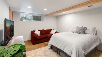 6 Schlafzimmer, Schreibtisch, BĂŒgeleisen/BĂŒgelbrett, Reisekinderbett