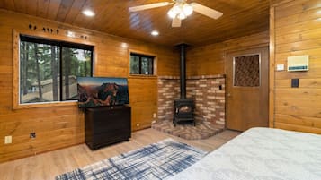 6 habitaciones, escritorio y tabla de planchar con plancha