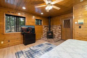 6 Schlafzimmer, Schreibtisch, Bügeleisen/Bügelbrett, Reisekinderbett