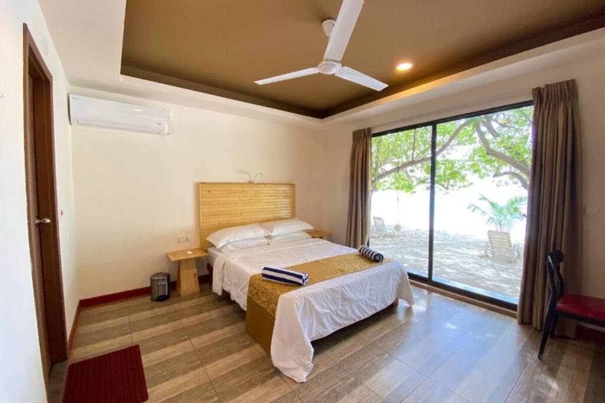 Familien-Suite, Strandblick | Zimmersafe, Verdunkelungsvorhänge, kostenloses WLAN, Bettwäsche