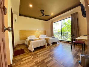 Deluxe-Zweibettzimmer, Balkon, Meerblick | Zimmersafe, Verdunkelungsvorhänge, kostenloses WLAN, Bettwäsche