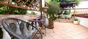 Terrace/patio - Wonderful Neoclassical with Acropolis view , free parking, fireplace & terrace! (Athina)