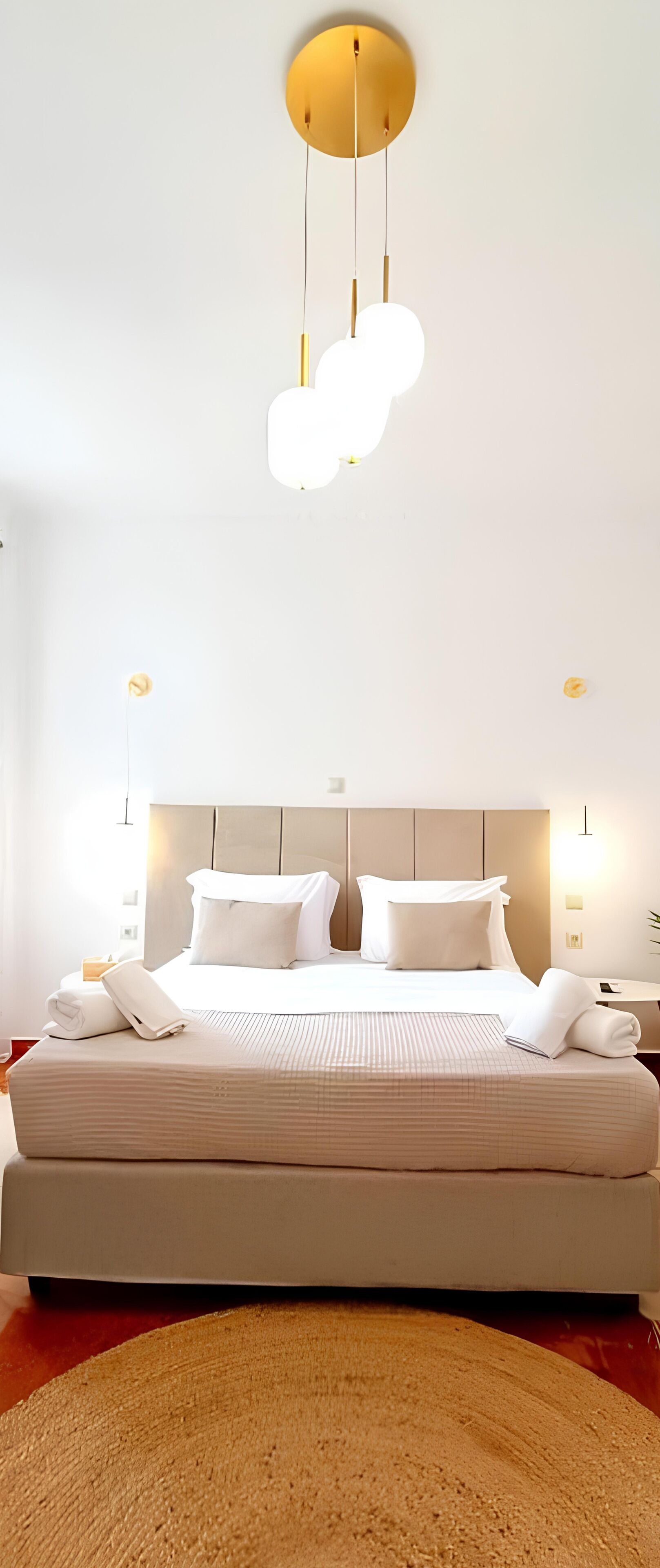 4 habitaciones, escritorio y tabla de planchar con plancha 