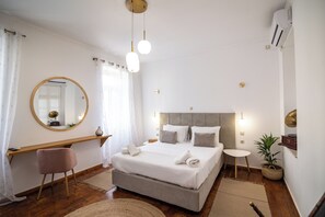 4 bedrooms, desk, iron/ironing board, travel cot - Wonderful Neoclassical with Acropolis view , free parking, fireplace & terrace! (Athina)