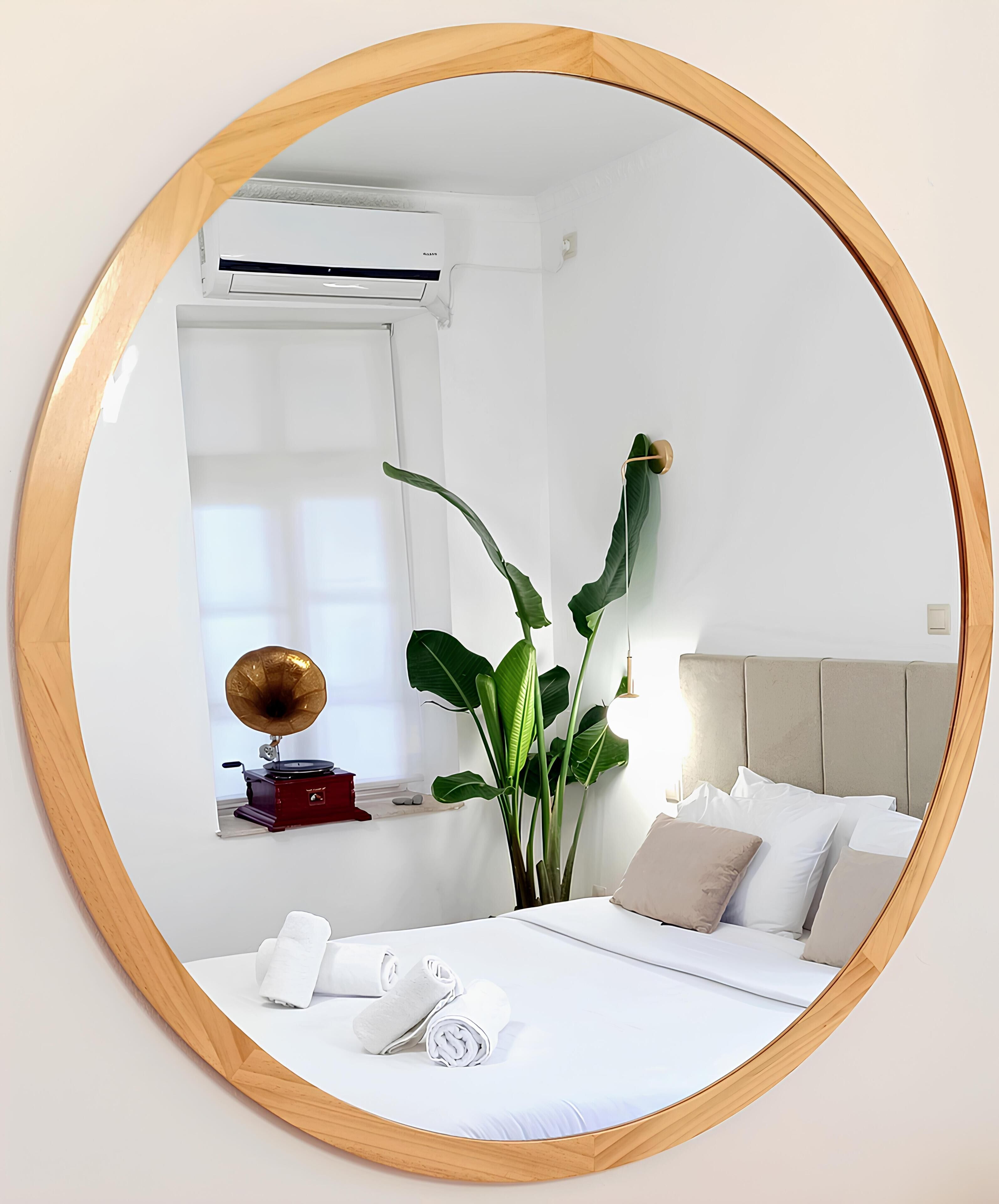 4 habitaciones, escritorio y tabla de planchar con plancha 