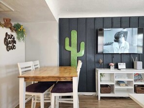 Dining - Downtown Phoenix Triplex w/ Backyard & Free (Phoenix)
