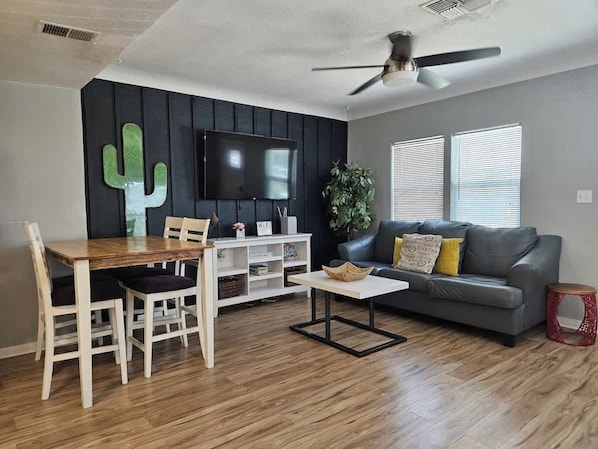 TV - Downtown Phoenix Triplex w/ Backyard & Free (Phoenix)