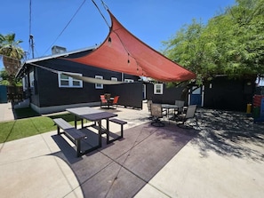 Outdoor dining - Downtown Phoenix Triplex w/ Backyard & Free (Phoenix)