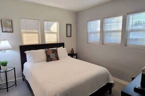 Iron/ironing board, WiFi, bed sheets - Downtown Phoenix Triplex w/ Backyard & Free (Phoenix)