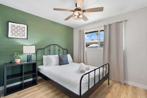 2 bedrooms, iron/ironing board, WiFi