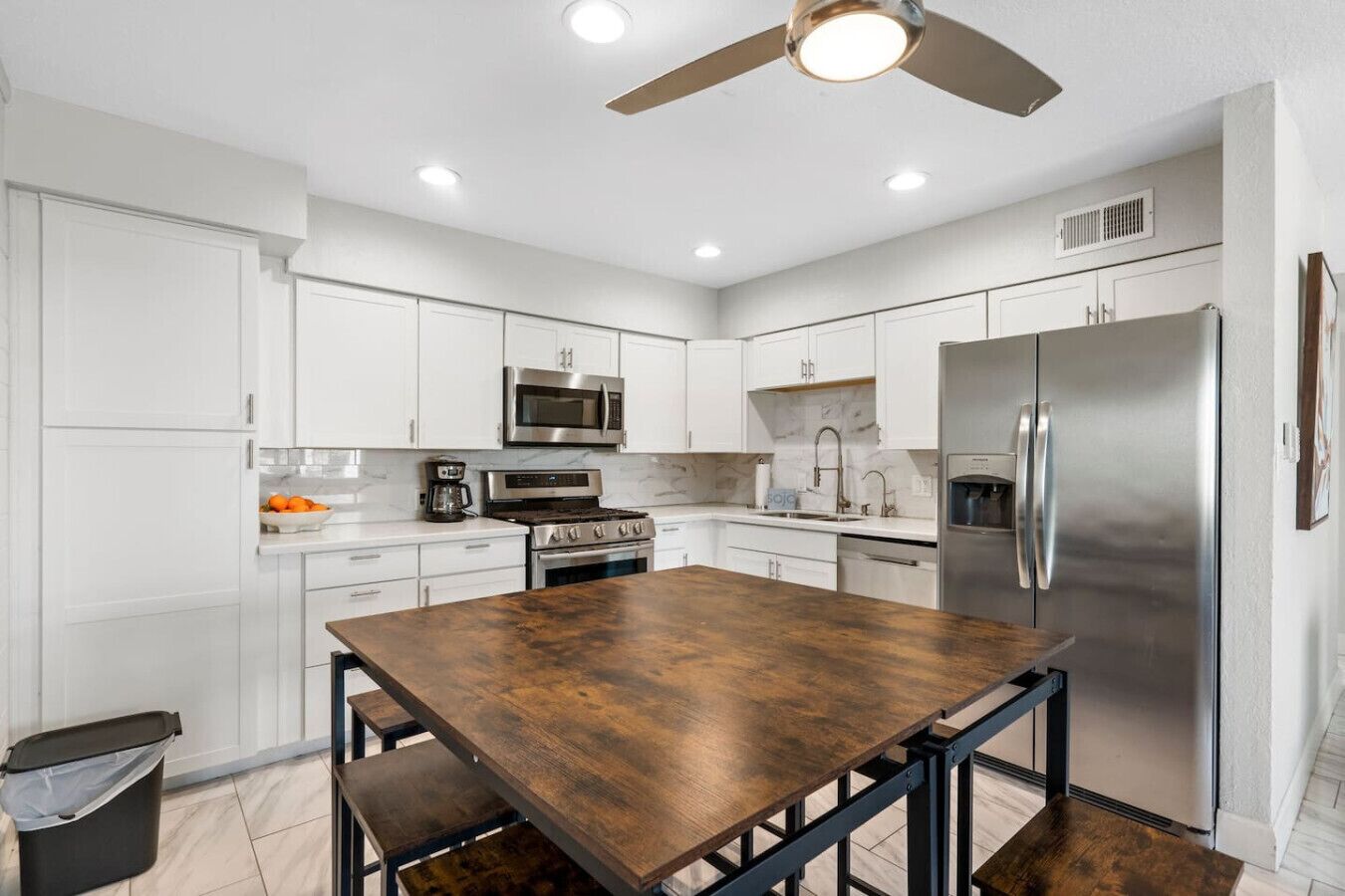 Placa de cocina, lavavajillas y cafetera o tetera