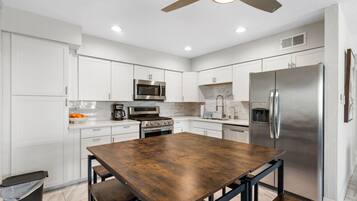 Placa de cocina, lavavajillas y cafetera o tetera