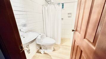 Cabaña básica, 2 habitaciones | Baño | Regadera y toallas