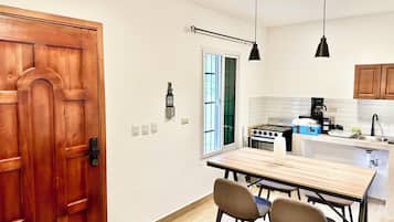 Basic-Ferienhütte, 2 Schlafzimmer | Eigene Küche | Kühlschrank, Mikrowelle, Ofen, Geschirrspüler