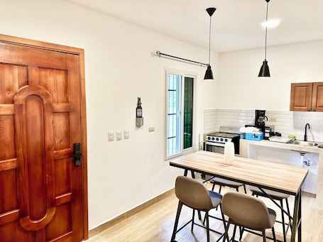 Refrigerador, microondas, horno, lavavajillas. Cabaña Lago de Yojoa