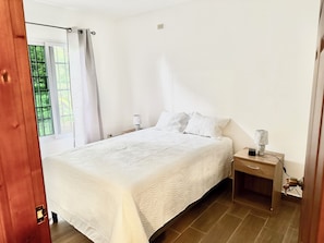Cabaña básica, 2 habitaciones | 2 dormitorios y ropa de cama