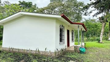 Vista frontal de la propiedad