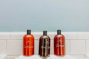 Tina, secadora de cabello, toallas 