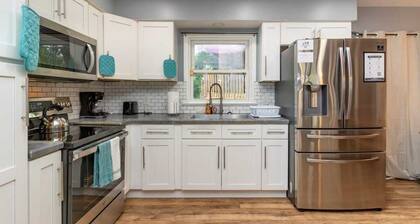 Large Yard with Treehouse! Tri-Level Retreat