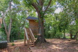 Property grounds - Large Yard with Treehouse! Tri-Level Retreat (Columbus)
