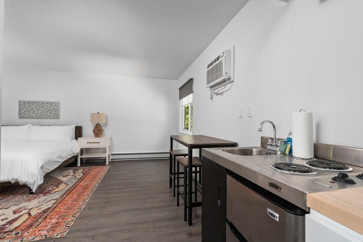 Mikroaaltouuni, liesi, kahvin-/teenkeitin