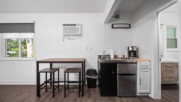 Microondas, placa de cocina, cafetera/tetera, utensilios de cocina