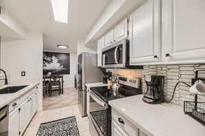 Fridge, microwave, oven, stovetop - Slick Silver 1qu & sofabed1bath pool-spa gym1floor (Las Vegas)