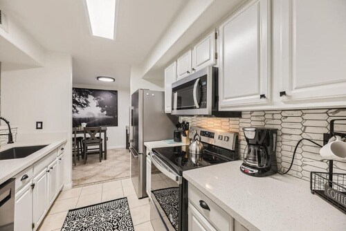 Slick Silver 1qu & sofabed1bath pool-spa gym1floor