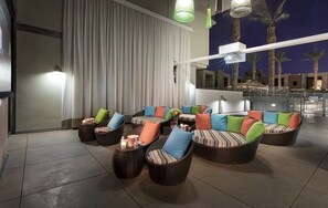 Terrace/patio - Sparkling Juhl byFremont-1 queen 1 sofa bed TONS of Amenities (Las Vegas)