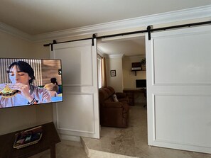 Smart TV, table tennis, computer monitors - Meridian by Strip 6ppl Amenities 2Qu&sofa kids ok (Las Vegas)