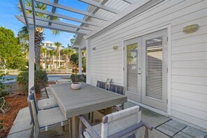 Outdoor dining - π Blue Moon β Coastal Chic 30A Retreat | Walk to Beach | Sleeps 8 ποΈ (Santa Rosa Beach)