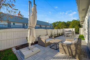 Outdoor dining - 🌙 Blue Moon – Coastal Chic 30A Retreat | Walk to Beach | Sleeps 8 🏖️ (Santa Rosa Beach)