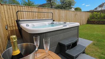 Cottage | Outdoor spa tub