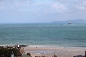 بالقرب من الشاطئ