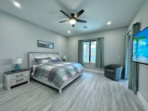 5 Schlafzimmer, Schreibtisch, Bügeleisen/Bügelbrett, WLAN
