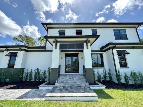 Bonita Beach Mansion, New Constuction Home, Pool, Spa, Bikes and Near Beach