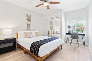 5 slaapkamers, een bureau, een strijkplank/strijkijzer, reisbedje
