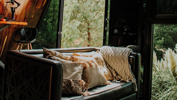 A modern room with a large window, a sofa, and a wooden ceiling structure. - K NAJ Community (Omitlán de Juárez)