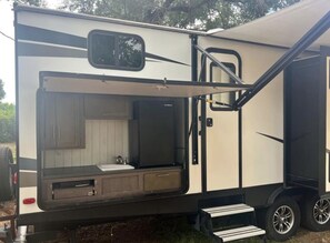 Exterior - 37.5 ft camper. Sleeps 9. Delivery option is available. (Mount Pleasant)