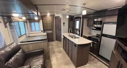 37.5 ft camper. Sleeps 9. Delivery option is available.