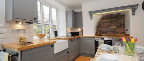 Cottage | Private kitchen | Fridge, dishwasher, electric kettle, toaster