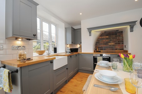 Cottage | Private kitchen | Fridge, dishwasher, electric kettle, toaster