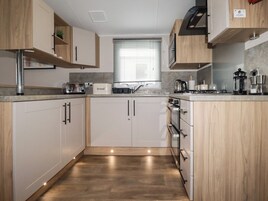 Refrigerador, tetera/pava eléctrica, tostadora, utensilios de cocina