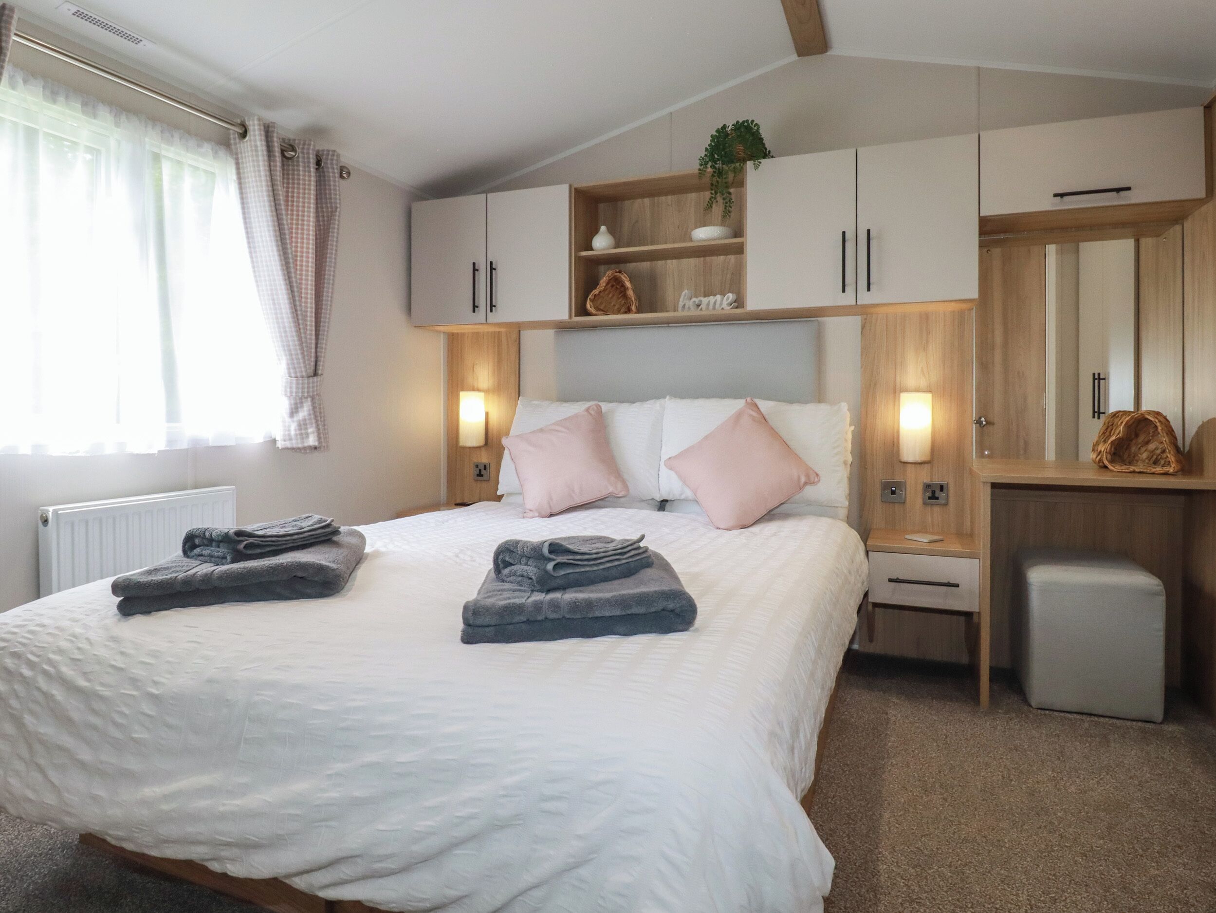 2 kamar tidur dan didekorasi berbeda-beda